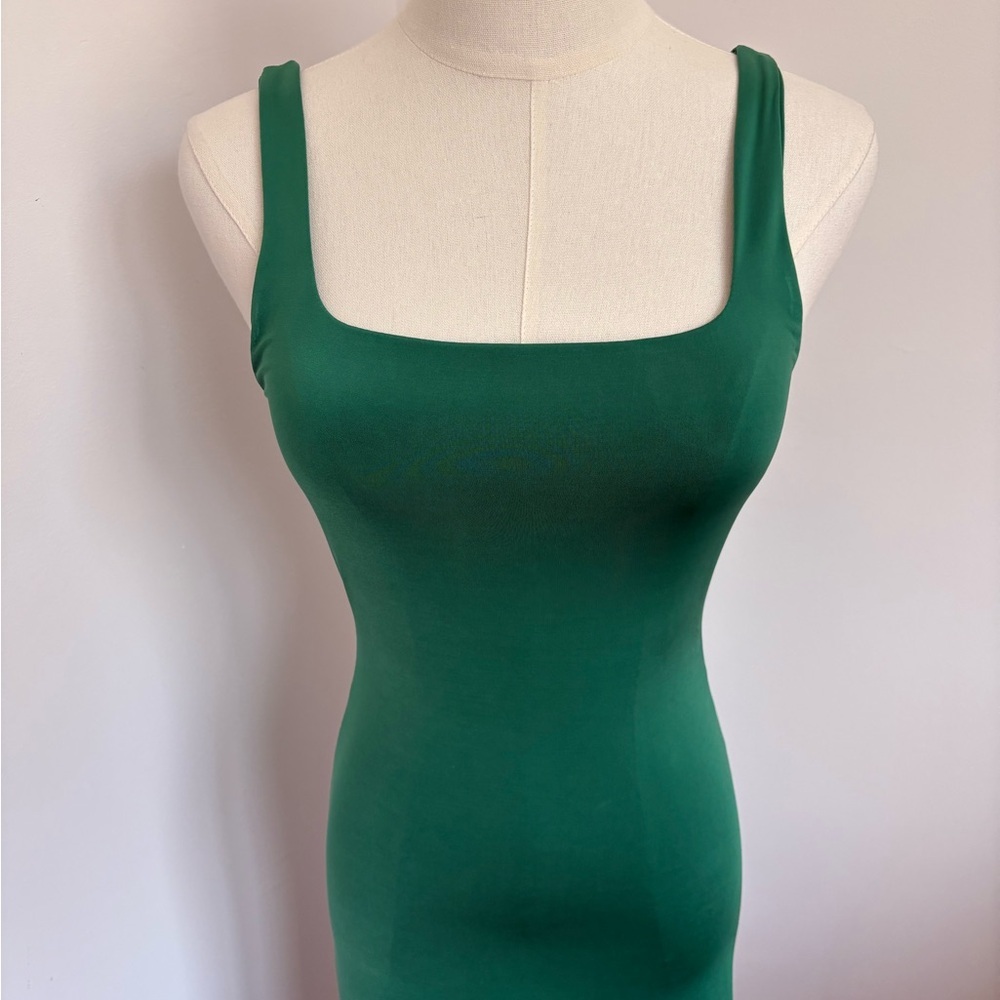 Chic Green Midi Dress with Flowy Skirt and Sleeveless Design - Picture 4 of 5